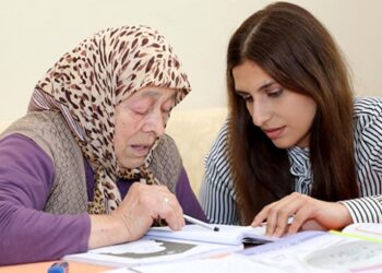 Okuma yazma hayalini 82 yaşında gerçekleştiriyor