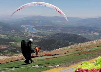 Yamaç paraşütüyle Denizli’den Eskişehir’e “rekor” uçuş