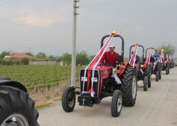 15 traktörle düğün konvoyu yaptılar