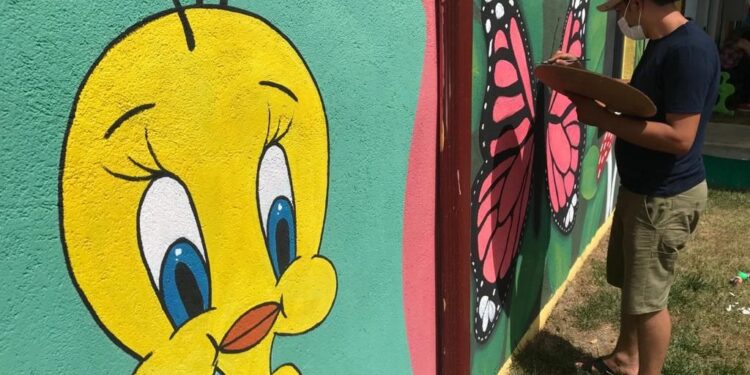 Sanayi ile anılan ilçenin duvarlarını renklendiriyor