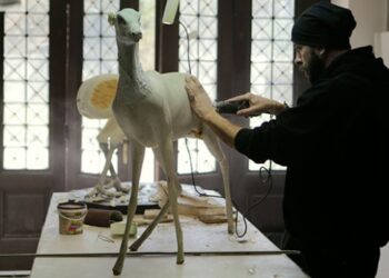 Nesli tükenen hayvanları, heykelleriyle yaşatıyor