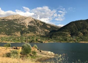 Sular altında kalan köy, fotoğrafçıların ilgi odağı oldu