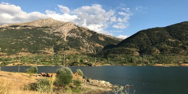 Sular altında kalan köy, fotoğrafçıların ilgi odağı oldu