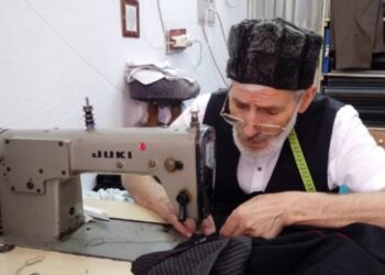 Mesleğini aşkla sürdüren terziden gençlere mesaj: Zanaat da öğrensinler