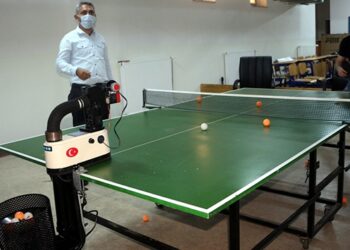 Öğretmenler masa tenisi top atma robotu üretti