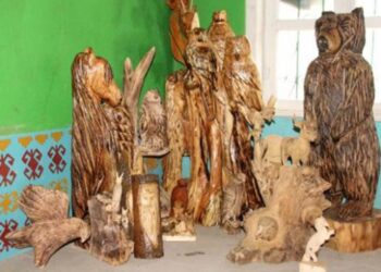 Kuruyan ağaçları sanat eserine dönüştürüyor