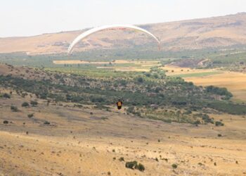 Şanlıurfa’da gökyüzü yamaç paraşütleriyle renklendi