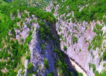 10 metre genişliğinde bir kaya oyuğundan çıkıyor
