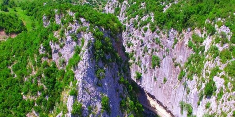 10 metre genişliğinde bir kaya oyuğundan çıkıyor