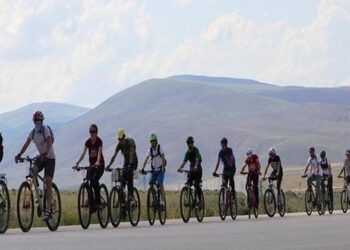 Doğa için pedal çevirip, piknikçilerin çöplerini temizlediler