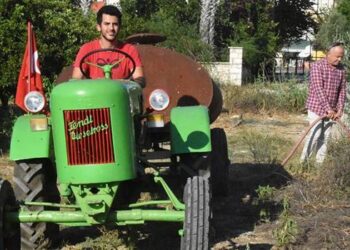 Dede yadigarı 70 yıllık traktörü çürümekten kurtardı