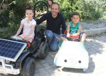 Hurda malzemelerden çocuklarına akülü araba, kendisine drone yaptı