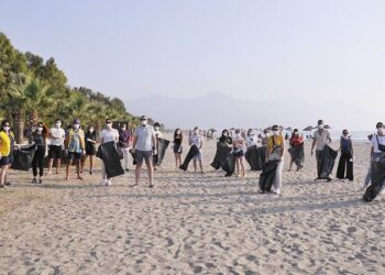 Kuşadası plajları, gönüllü gençler tarafından temizleniyor