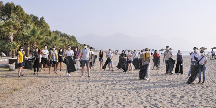 Kuşadası plajları, gönüllü gençler tarafından temizleniyor