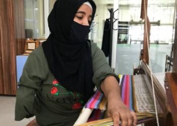 Azmin zaferi: Tek koluyla halı ve kilim dokumayı öğrendi