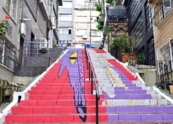 Sokak sanatçıları merdivenleri renklendiriyor