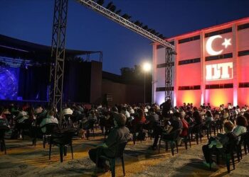 Açık havada tiyatro keyfi devam ediyor