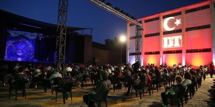 Açık havada tiyatro keyfi devam ediyor