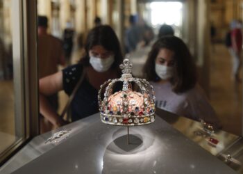 Louvre Müzesi açıldı