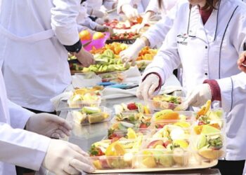 Ankara’da öğrencilere ücretsiz 1 ton meyve dağıtıldı