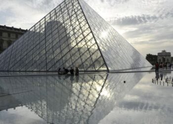 Louvre Müzesi yeniden ziyarete açıldı