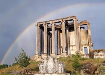 Aizanoi Antik Kenti’nin üzerinde ortaya çıkan gökkuşağı büyeledi