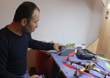 Kızı istedi, atık malzemelerden drone ve akülü araba yaptı