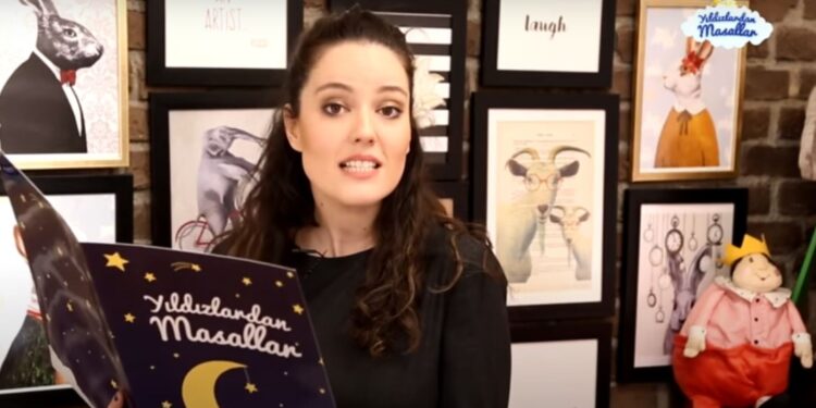 Pelin Akil Mutlu Prens masalını okuyor