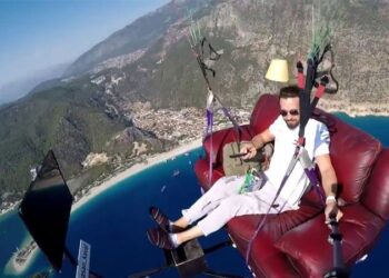 Koltukla uçup televizyon izledi