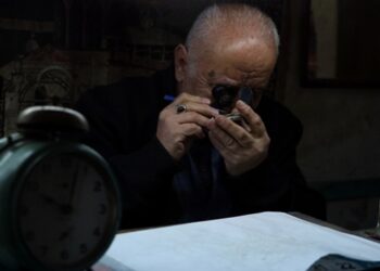 22 yaşında başladığı saat tamirciliğini 50 yıldır sürdürüyor