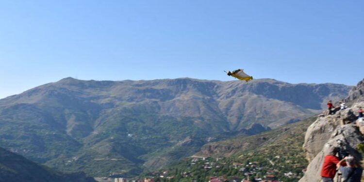 Nefes kesen atlayış… Hızı 200 kilometreyi aştı!