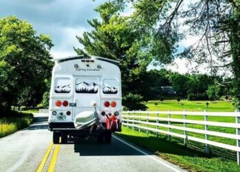 22 yıllık okul otobüsünü 1.5 yıllık çalışmayla harika bir eve dönüştürdüler