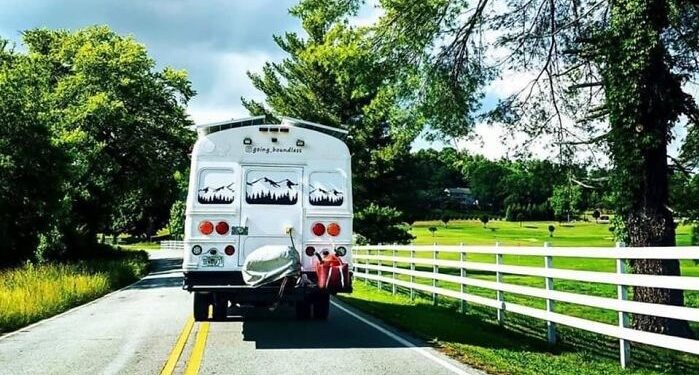 22 yıllık okul otobüsünü 1.5 yıllık çalışmayla harika bir eve dönüştürdüler