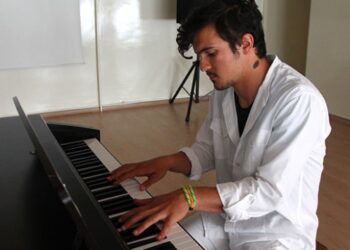 Doktorların ‘yürümesi imkansız’ dediği Muhammed engelini müzikle aştı