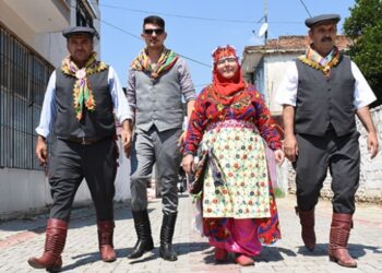 Yörük ve efe kıyafetleriyle sandığa gittiler