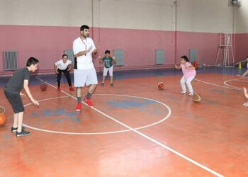 Kendini çocuklara basketbolu sevdirmeye adadı