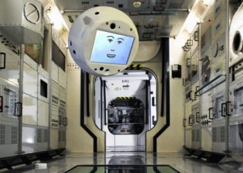 Dünyanın ilk uçan robotu CIMON astronotlara yardım edecek