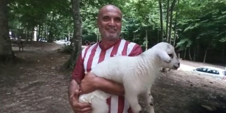 Annesinin dışladığı kuzuya bebeği gibi bakıyor