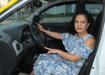 O ilçenin ilk kadın taksicisi oldu