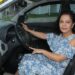 O ilçenin ilk kadın taksicisi oldu