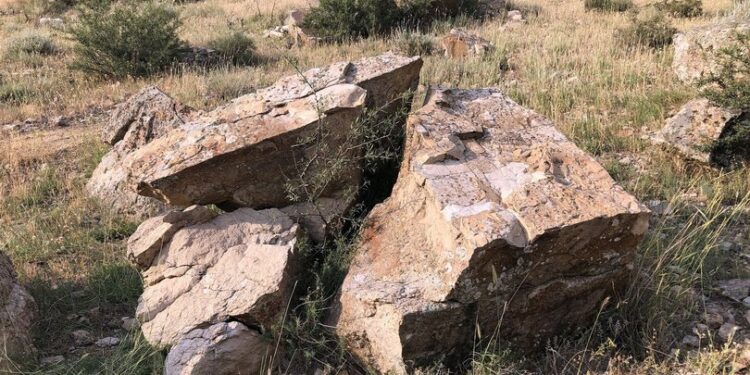 Dağda gezerken kayaların içinde buldu…