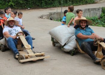 ‘Formulaz’a çay taşıyarak hazırlanıyorlar