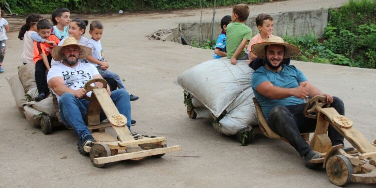 ‘Formulaz’a çay taşıyarak hazırlanıyorlar