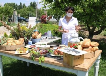 Gıda israfına dikkat çekmek için bayat ekmekten yemek hazırladı