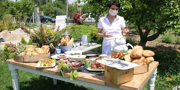 Gıda israfına dikkat çekmek için bayat ekmekten yemek hazırladı
