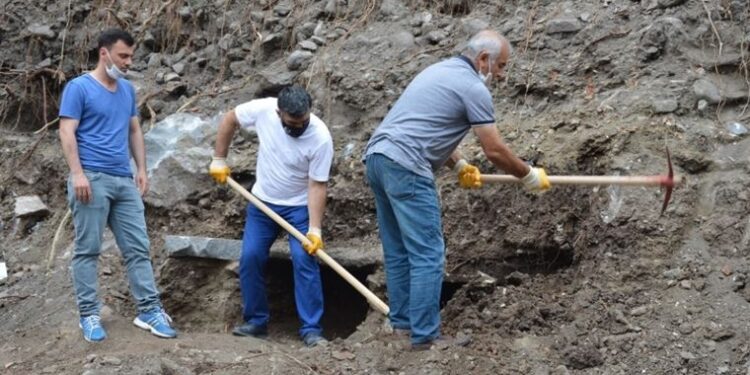Tokat’ta inşaat kazısında lahit mezar bulundu