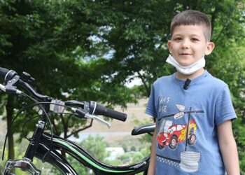 Parkı temizleyen babasına yardım eden İsmail’e İBB’den bisiklet