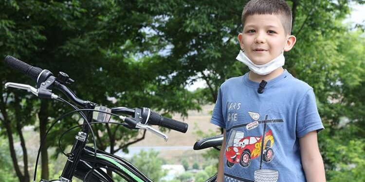 Parkı temizleyen babasına yardım eden İsmail’e İBB’den bisiklet