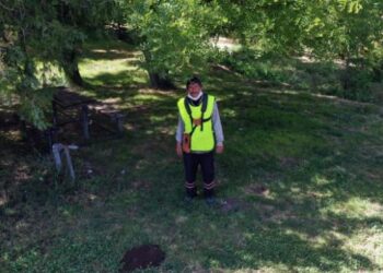 Doğa sevgisiyle 11 yılda binlerce ağaç dikti