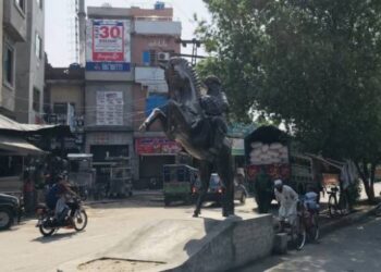 Pakistan’da Ertuğrul Gazi heykeli dikildi